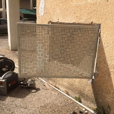 מסגרת מתכת מחוררת מחוברת לקיר חיצוני