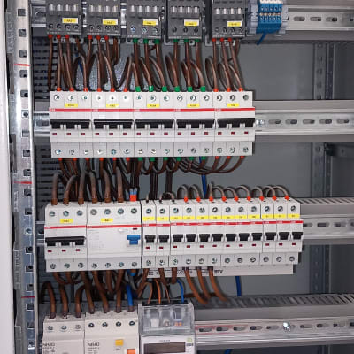 לוח חשמל עם מפסקים וחוטים חומים