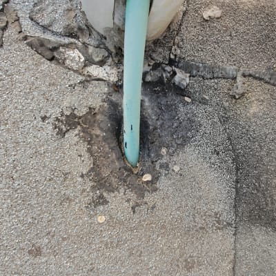 צינור ירוק אטום בבטון על גג