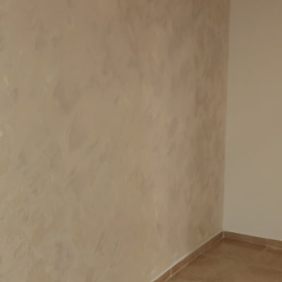 קיר צבוע בגוון בז