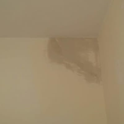 תיקון נקודתי של שפכטל וטיח בפינת קיר ותקרה בבית