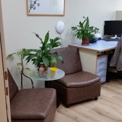 חדר עם רצפת פרקט, כיסאות ושולחן קטן