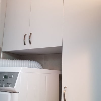 ארונות מטבח לבנים עם ידיות מתכת