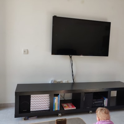 טלוויזיה תלויה על הקיר עם כבלים חשופים