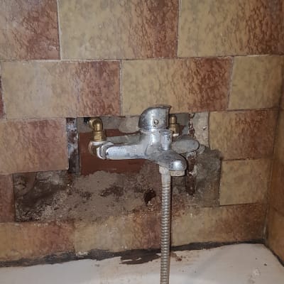 ברז אמבטיה עם צינור גמיש, קיר פתוח