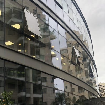 חלונות אלומיניום בבניין מודרני עם זיגוג מבריק