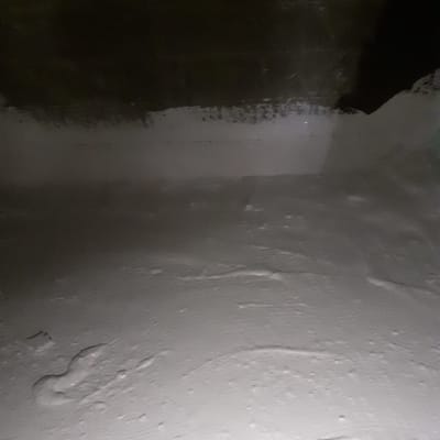 קיר ורצפה עם שכבת איטום אפורה