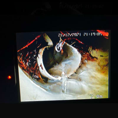 זרם מים יוצא מצינור בתוך צינור ביוב