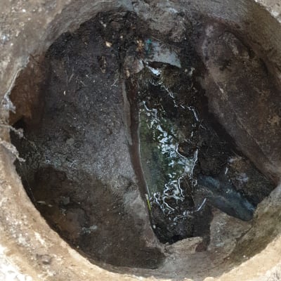 פתח ביוב עם מים עומדים ולכלוך