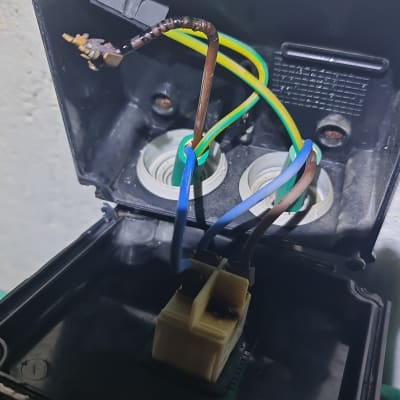 חוטי חשמל צבעוניים מחוברים לקופסת חיבורים