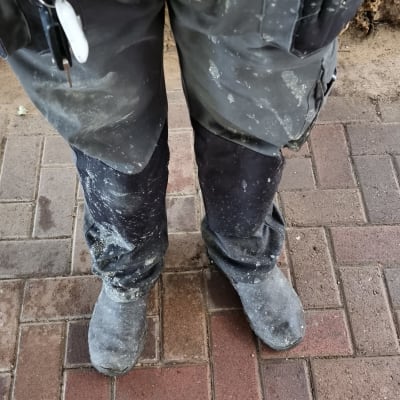 מכנסי עבודה מלוכלכים עם כלי עבודה בכיס