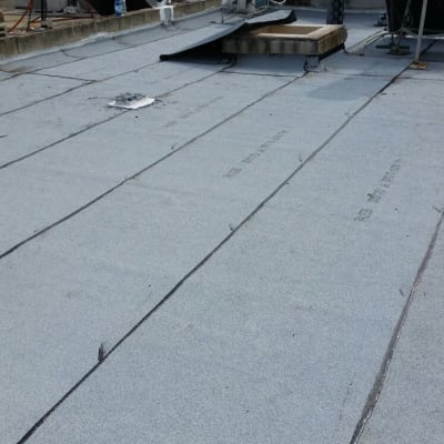 גג אטום ביריעות ביטומניות עם חיבורים גלויים