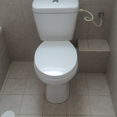 אסלה עם חיבור צינור מים לקיר