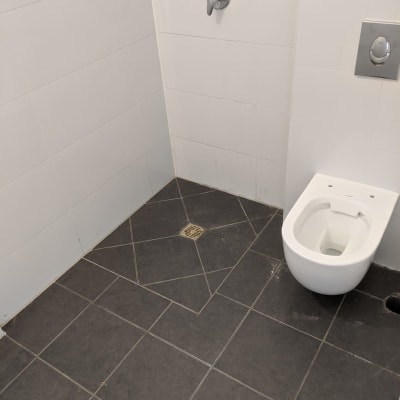 אסלה, ריצוף כהה, ניקוז רצפה, ברז קיר