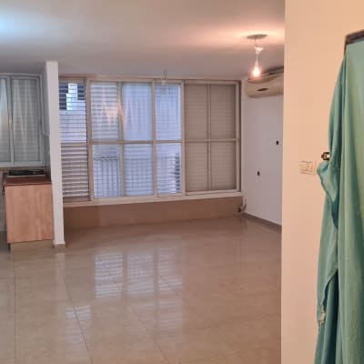 דלי צבע ומברשת על רצפת מטבח