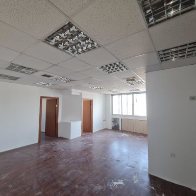 חדר עם קירות לבנים ורצפה מוכתמת בצבע