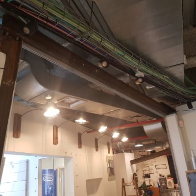 תעלות כבלים ותאורה בתקרה, עבודה חשמלית