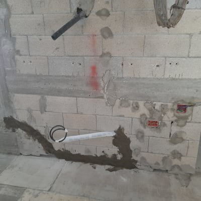 צינור מיזוג אוויר מותקן בקיר בטון חשוף