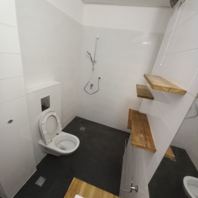 חדר אמבטיה עם שירותים, כיור ומקלחת