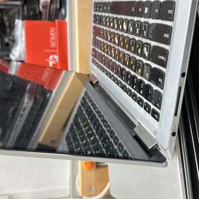 מחשב נייד פתוח עם מקלדת מוארת