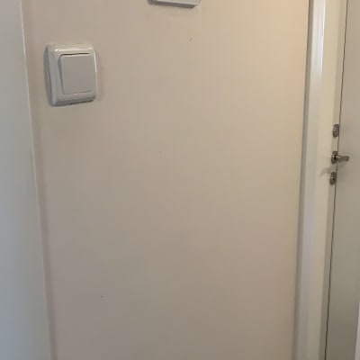 מתג חשמל ולוח בקרה על קיר לבן