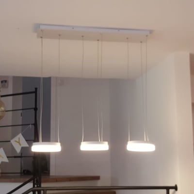 מנורות תלויות מהתקרה עם כבלים חשמליים