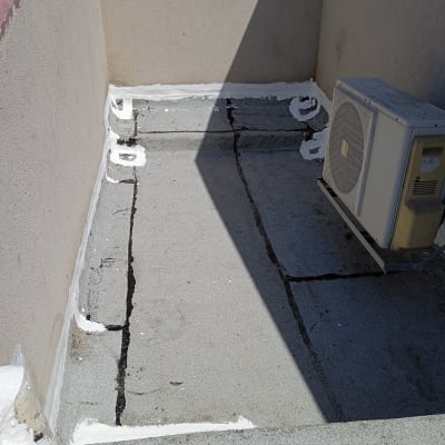 איטום פינות גג עם חומר לבן