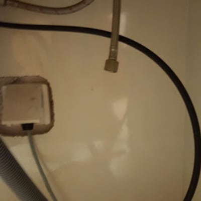 צינורות מתחת לכיור עם חיבורים