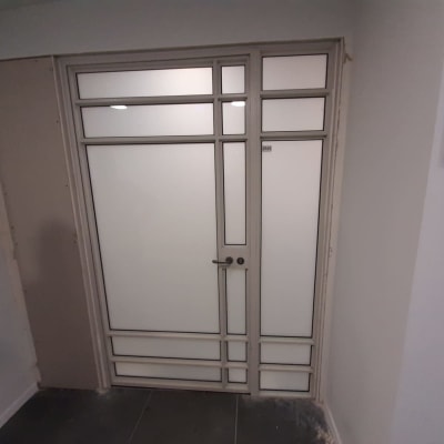 דלת אלומיניום עם זכוכית חלבית ומסגרת לבנה