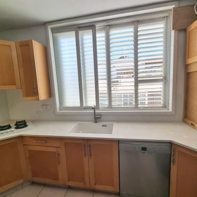 חלון זכוכית עם תריסים במטבח