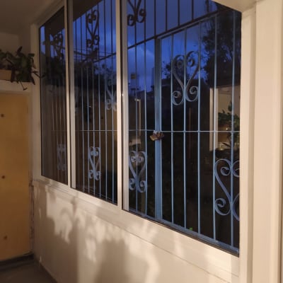 חלון אלומיניום עם סורגים דקורטיביים