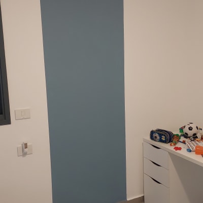 קיר צבוע בכחול כהה בחדר פנימי