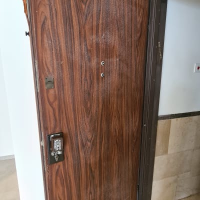 דלת עץ עם ציפוי דמוי עץ, מנעול מתכת