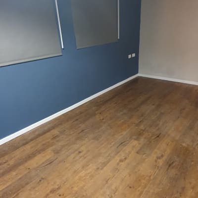 רצפה נקייה ומבריקה בחדר ריק עם קירות כחולים