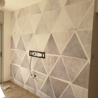 קיר עם טפט גיאומטרי בצבעים בהירים