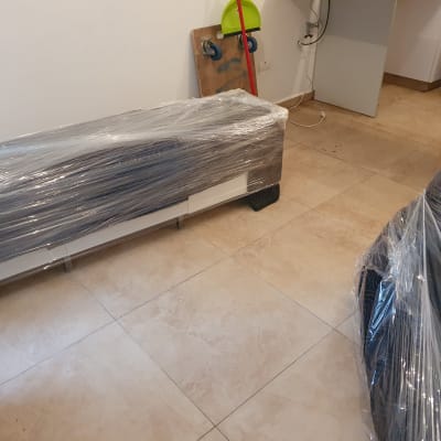 רהיטים עטופים בניילון לקראת מעבר דירה