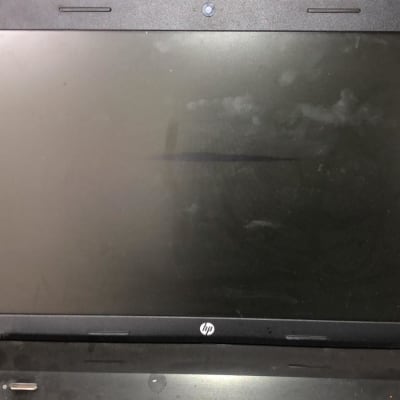 מחשב נייד עם מסך כבוי ומעט לכלוך