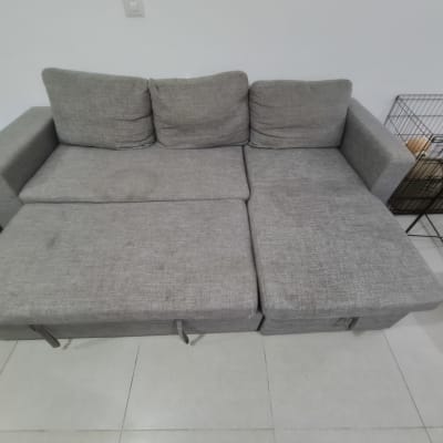 ספה אפורה עם כתמים על המושב