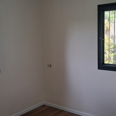 קירות צבועים בלבן עם חלונות מסורגים