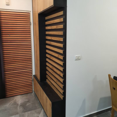 עבודת נגרות עם לוחות עץ ופרופילים שחורים