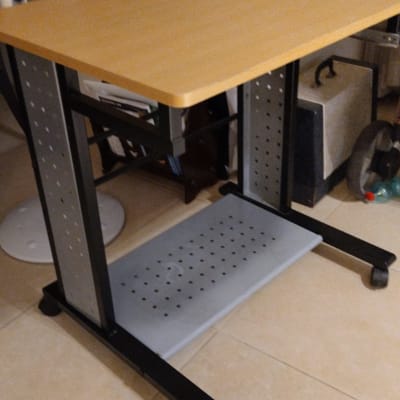 שולחן קטן עם גלגלים ורגלי מתכת מחוררות