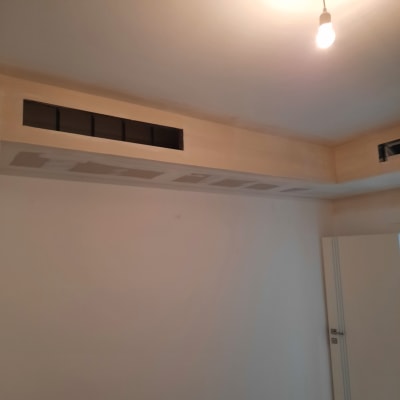 תקרת גבס עם פתחי אוורור ותאורה