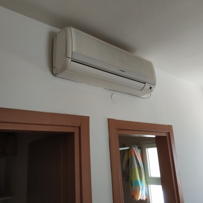 מזגן מותקן על קיר לבן בחדר