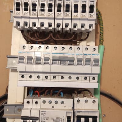 לוח חשמל עם מפסקים וחוטים חשמליים