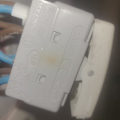 חיבורי חוטים למתג חשמלי עם תוויות