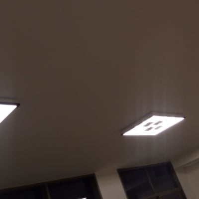 תאורת תקרה מרובעת דולקת בחדר