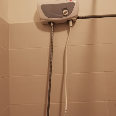 דוד חימום חשמלי עם צינורות מחוברים