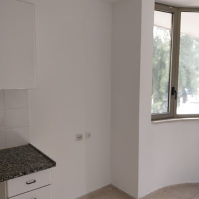 קיר צבוע בלבן ליד חלון גדול