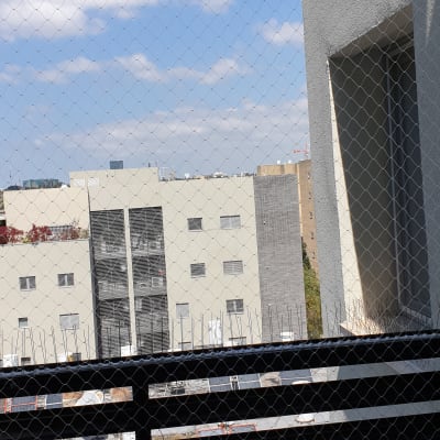 רשת נגד יונים מותקנת על מרפסת בניין