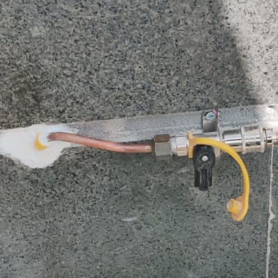 שסתום גז מתכת עם צינור נחושת על קיר בטון